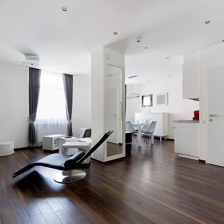 Budapest Central Square 2 Bedrooms Suite - Michaelides Voeroesmarty Square Residences Екстериор снимка