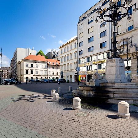 Budapest Central Square 2 Bedrooms Suite - Michaelides Voeroesmarty Square Residences Екстериор снимка