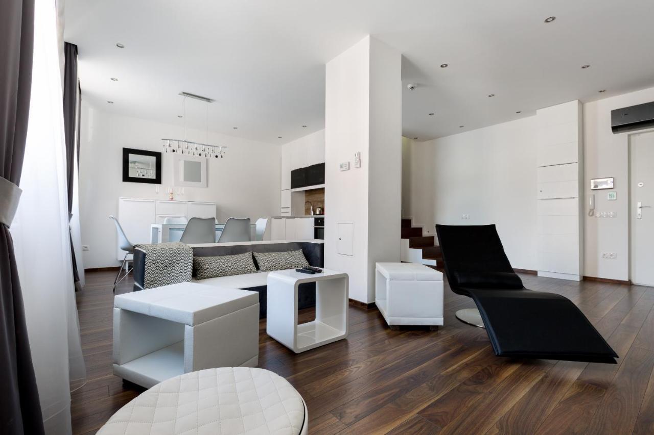 Budapest Central Square 2 Bedrooms Suite - Michaelides Voeroesmarty Square Residences Екстериор снимка