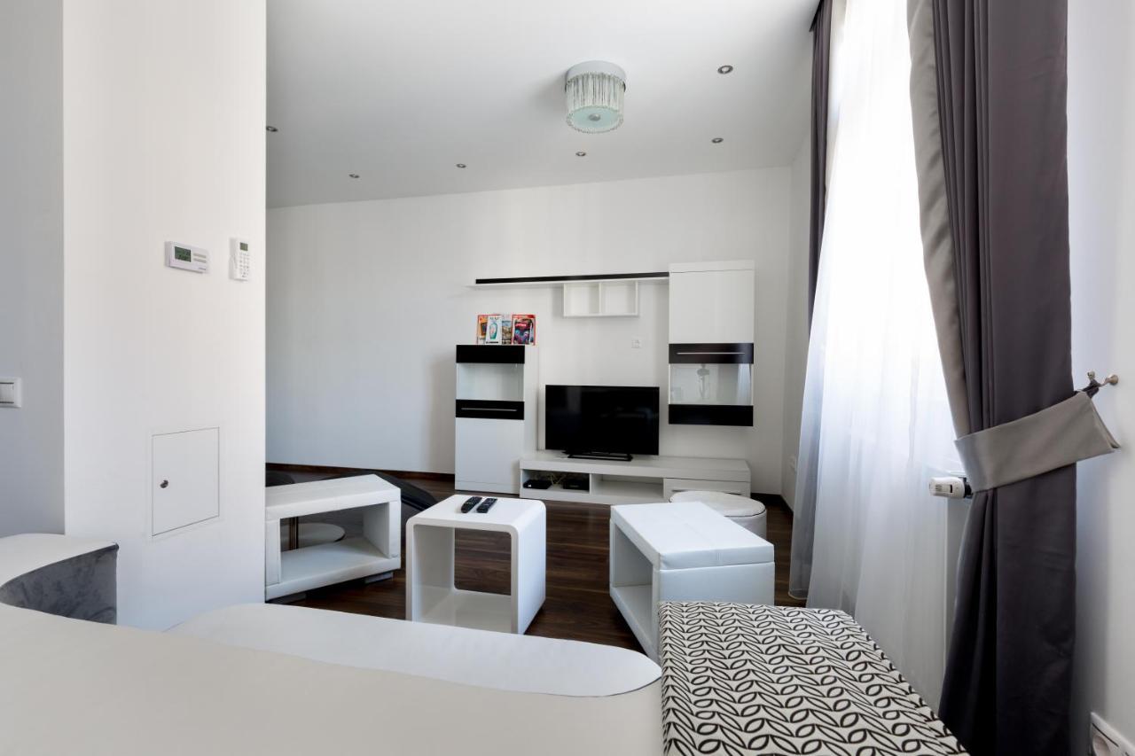 Budapest Central Square 2 Bedrooms Suite - Michaelides Voeroesmarty Square Residences Екстериор снимка